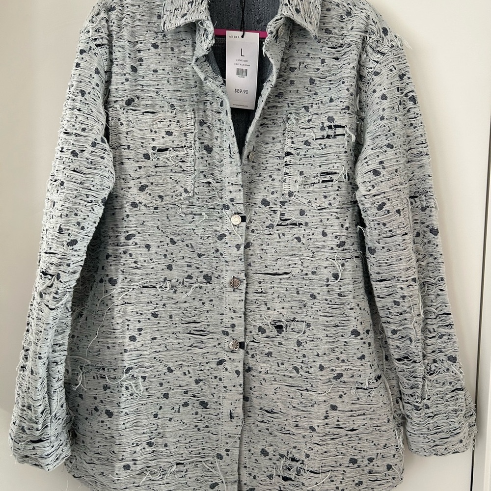 AKIRA WOMENS DISTRESSED LIGHT BLUE DENIM BUTTON DOWN SHIRT SIZE LARGE NWT